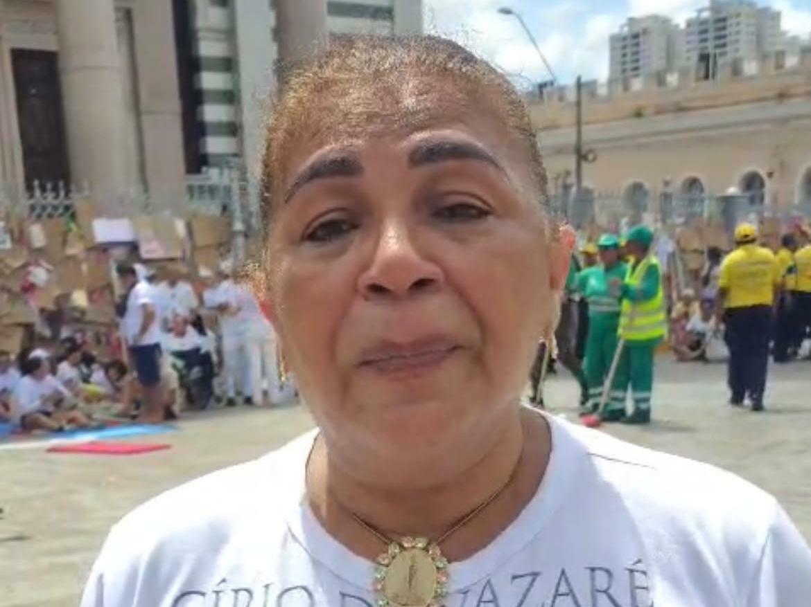 No final da procissão, devota relata história de fé